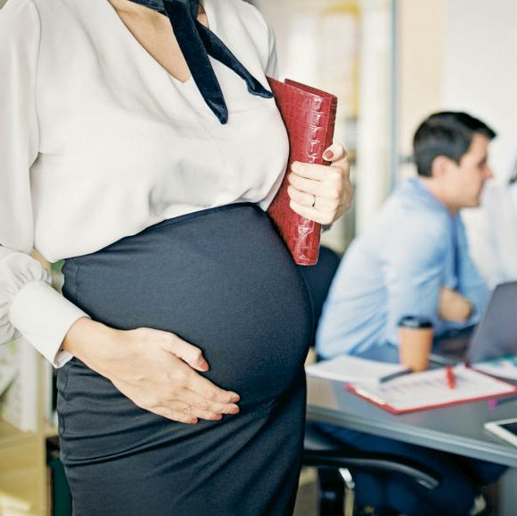 STF julga inconstitucional  lei que permitia grávidas e lactantes em atividades  de trabalho insalubres